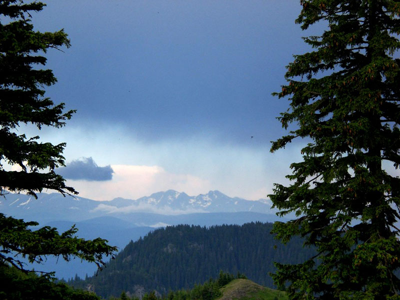 wolkenvergangenes und schneebedecktes Fagaraschgebirge