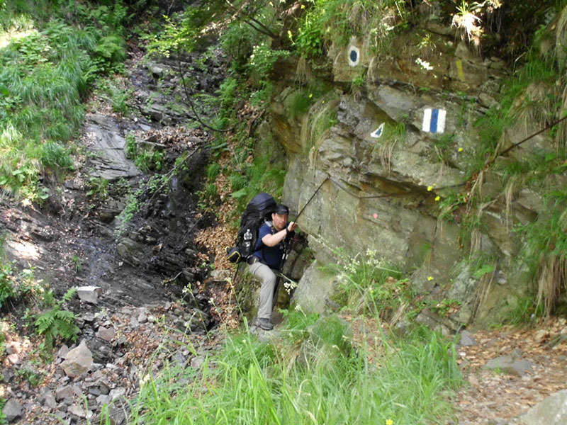 Stefan klettert an einem mit Stahlseilen gesichterten Wanderweg