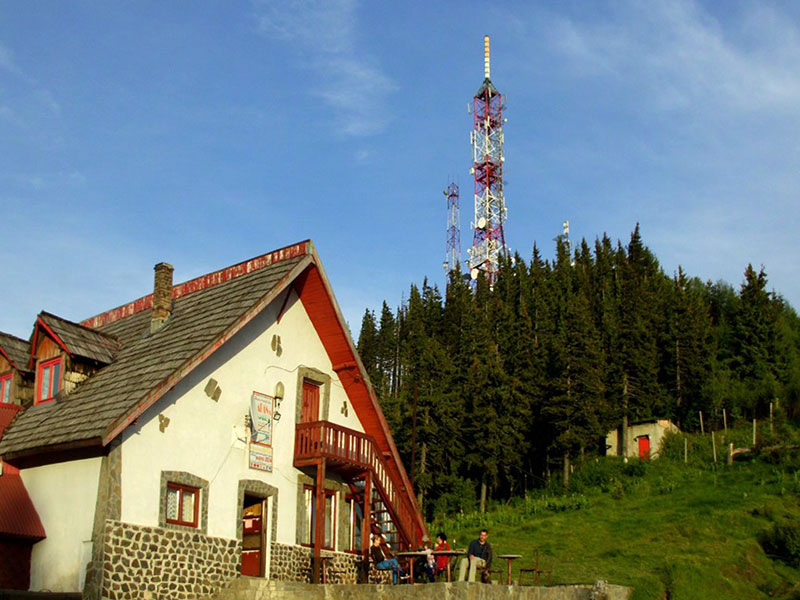 Cabana Cozia vor Sendeturm