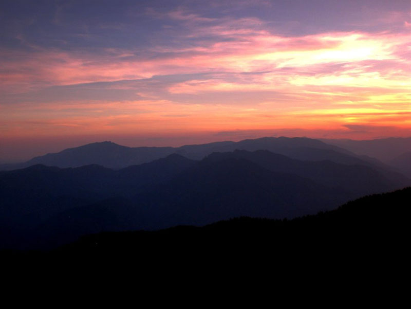 Sonnenuntergang vor Bergmassiv