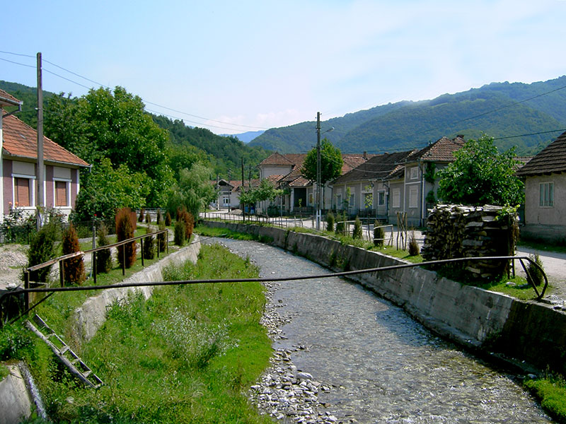 heutiges Foto der Dorfstraße mit Hochwasserschutzmauern