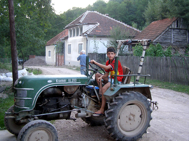 Ein Junge sitzt auf einen Traktor