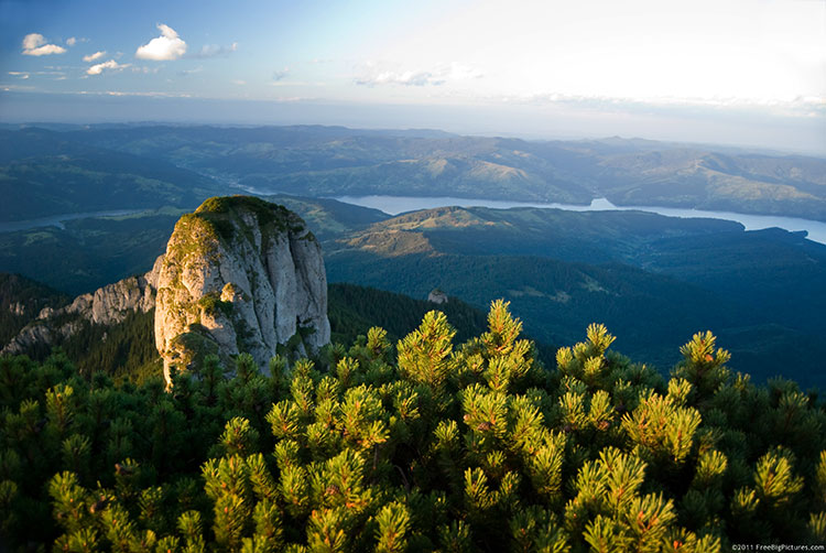 Foto vom Panaghiafelsen mit Wald und See im Hintergrund