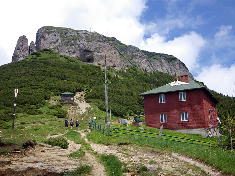 Foto des kompletten Massvies mit Schutzhütte im Vordergrund und drei Wanderer