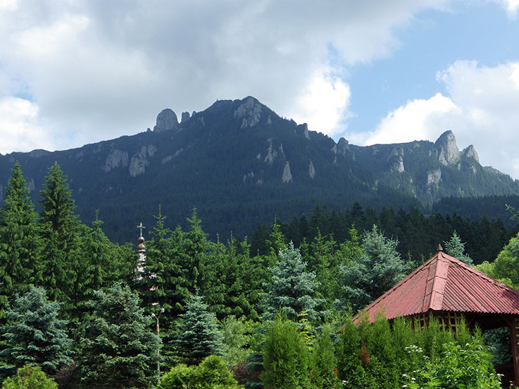 Foto vom Berg Panaghia mit Dach im Vordergrund
