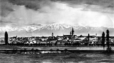 Altes Foto der Stadtansicht von Hermannstadt mit dem Fagaraschgebirge im Hintergrund