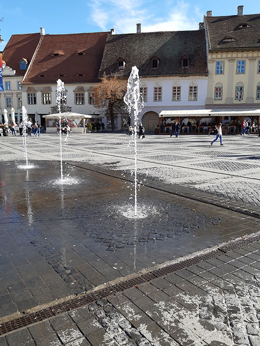 Springbrunnen auf dem Markt von Sibiu
