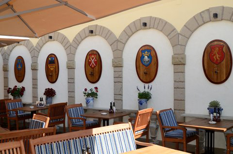 Innenaufnahme des Restaurant Hermania mit rustikalen Tischen im Vordergrund und Dekoration im Hintergrund