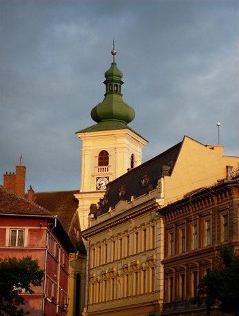 Foto von Häußeransicht und Kirche im Hintergrund