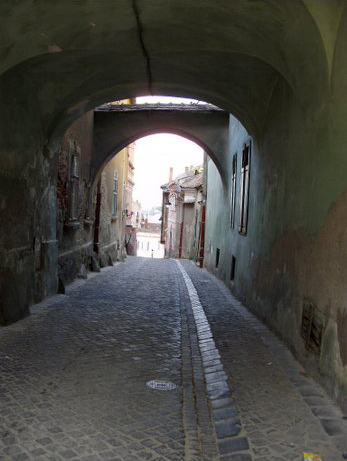 Foto einer alten Gasse mit Torbögen