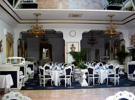 Foto der Gaststätte Römischer Kaiser mit noblen Ambiente und Kronleuchtern an der Decke