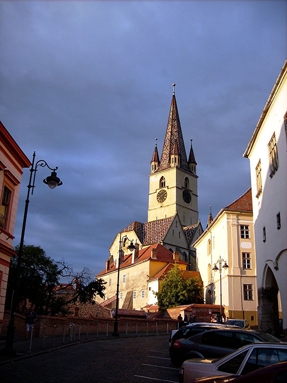 deutsche Kirche von der Sonne beleuchtet