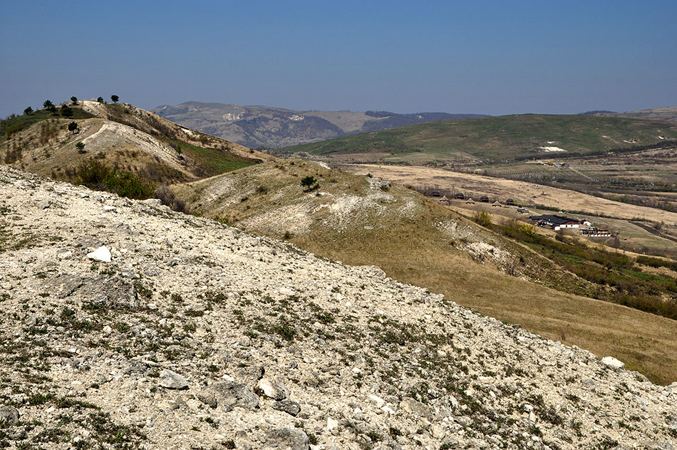Panoramblick auf die Hügelkette mit Kalksteinfelsen im Vordergrund