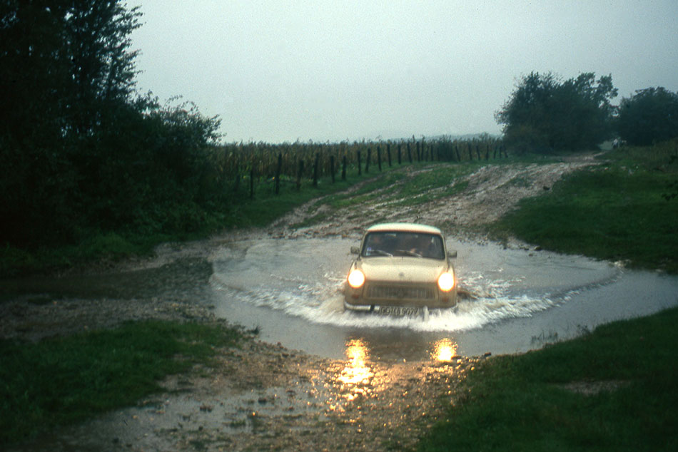 Trabant fährt duch Fluss