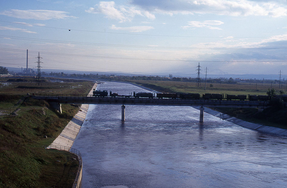 Zug fährt über Flussbrücke