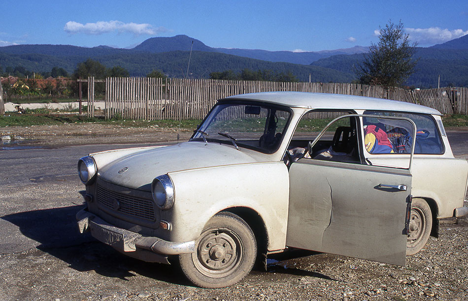 Trabant mit Riss in der Fahrertür