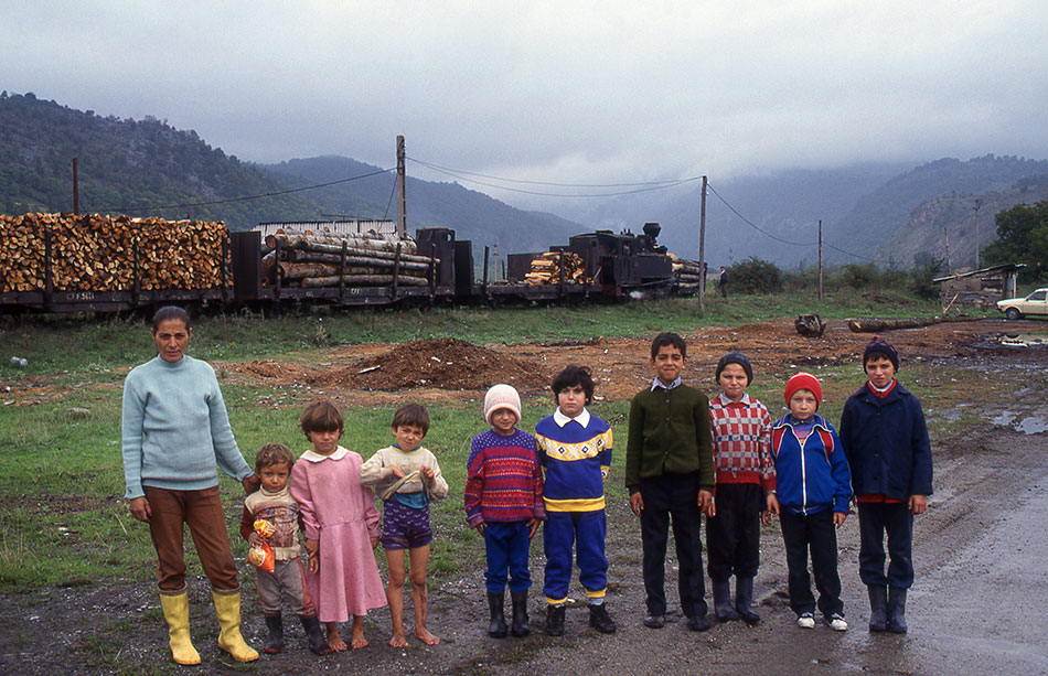 Romafamilie vor Zug