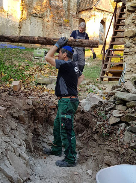 Holzbalken wird getragen