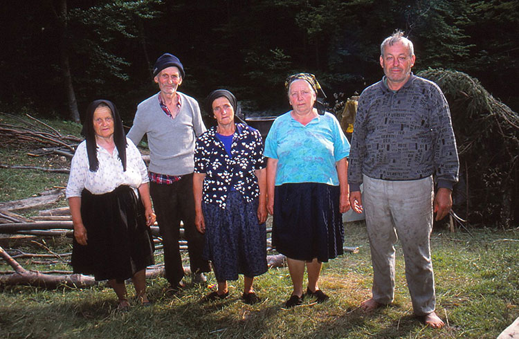 Foto von 5 alten Frauen und Männern auf einer Wiese