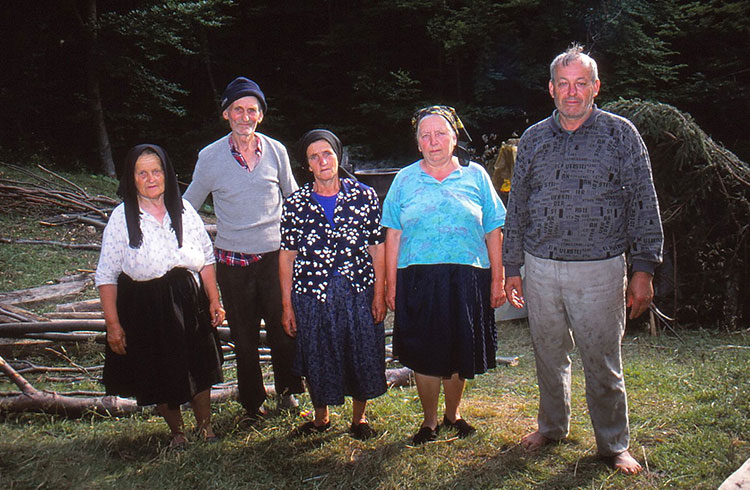 Foto von 5 alten Frauen und Männern auf einer Wiese