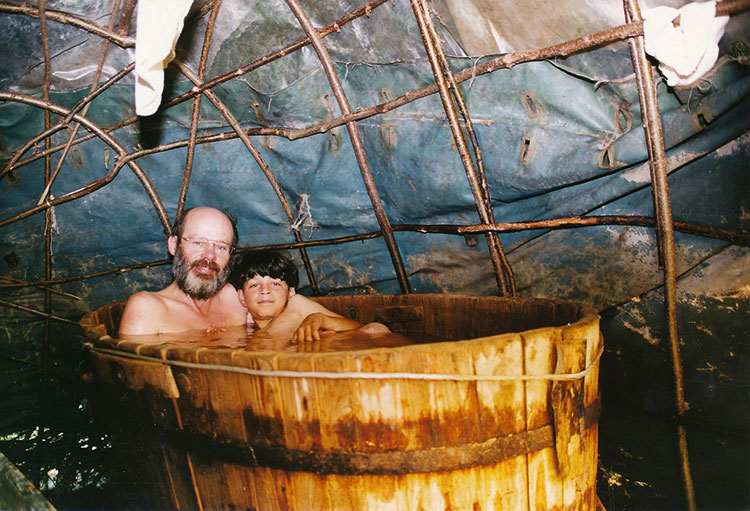 Foto vom Autor mit seinem Enkel in der Holzbadewanne