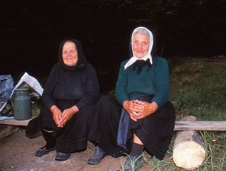 Foto von Menschen welche um die Feuerstelle sitzen