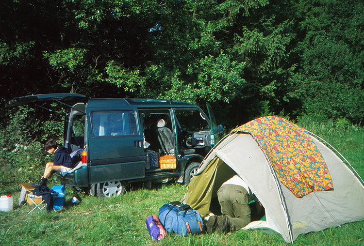 Foto von Zelt mit Auto im Hintergrund