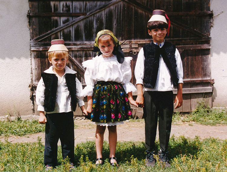 Foto von drei Kindern in traditioneller Tracht