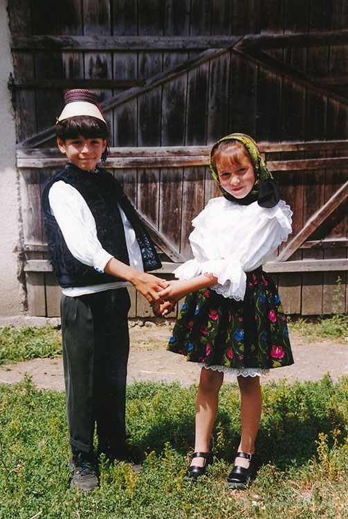 Foto von zwei Kindern in traditioneller Tracht