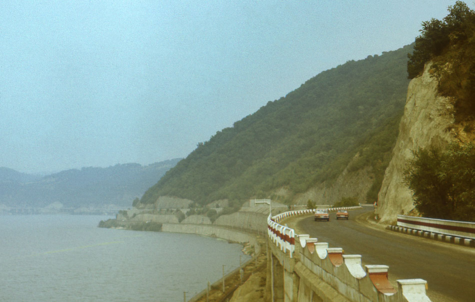 Straße neben der Donau