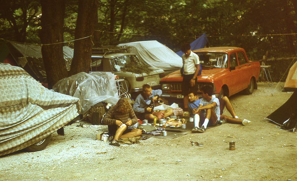 Frühstück auf dem Campingplatz zwischen Zelten und Autos