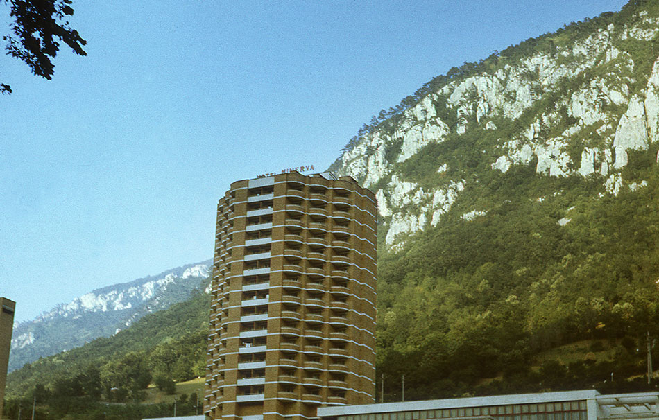 Hotelkomplex vor weißer Felswand