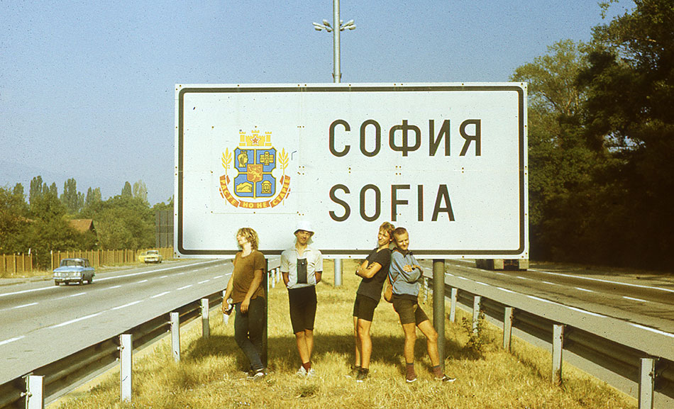 Posing vor dem Ortseingansschild von Sofia