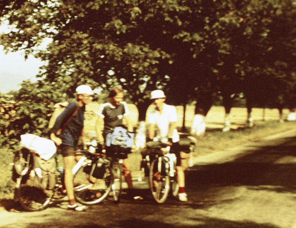 Fahrradfahrer auf der Straße stehend