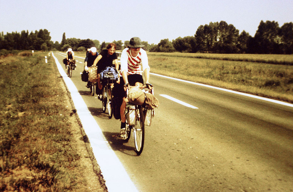 Die Radtruppe auf der Landstraße fahrend