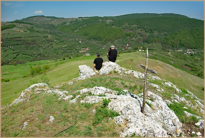 Hans und Thomas sitzen auf dem Gipfel von Piatra Tomii