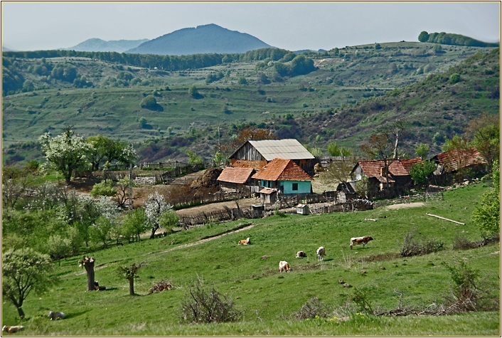 Berglandschaft mit Dorf im Vordergrund