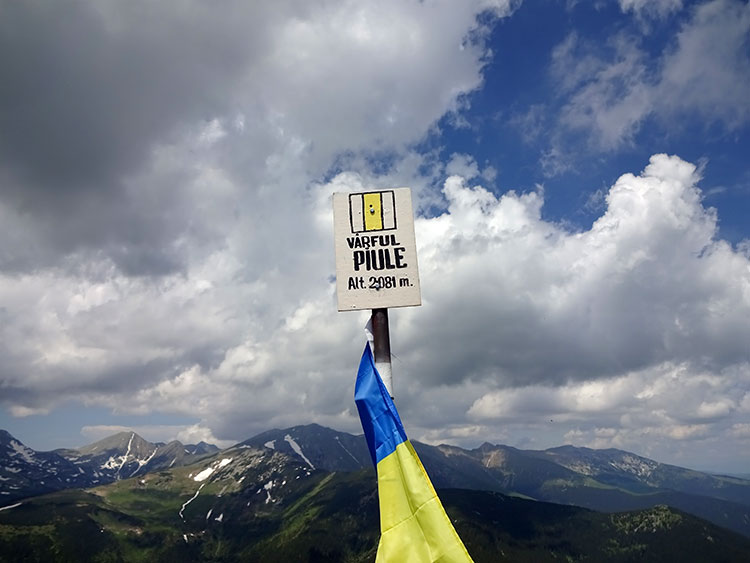 Gipfelstange mit rumänischer Flagge