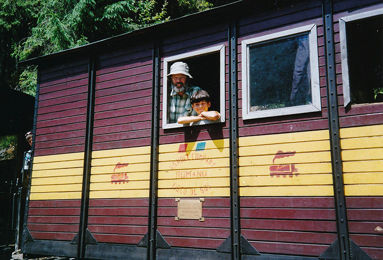 Foto vom Autor und seines Enkels aus dem Fenster schauend