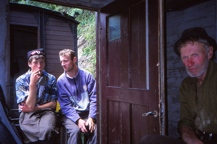 Foto von zwei Männern, welche rauchend auf dem Waggon sitzen
