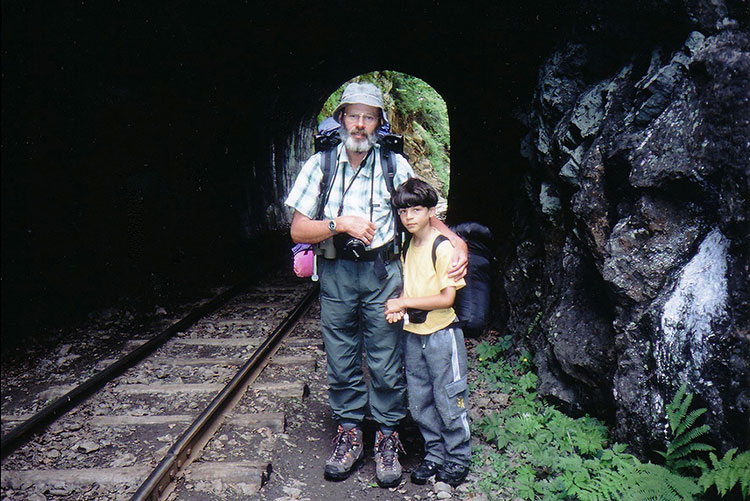 Foto vom Autor und Michele vor einem Tunneleingang