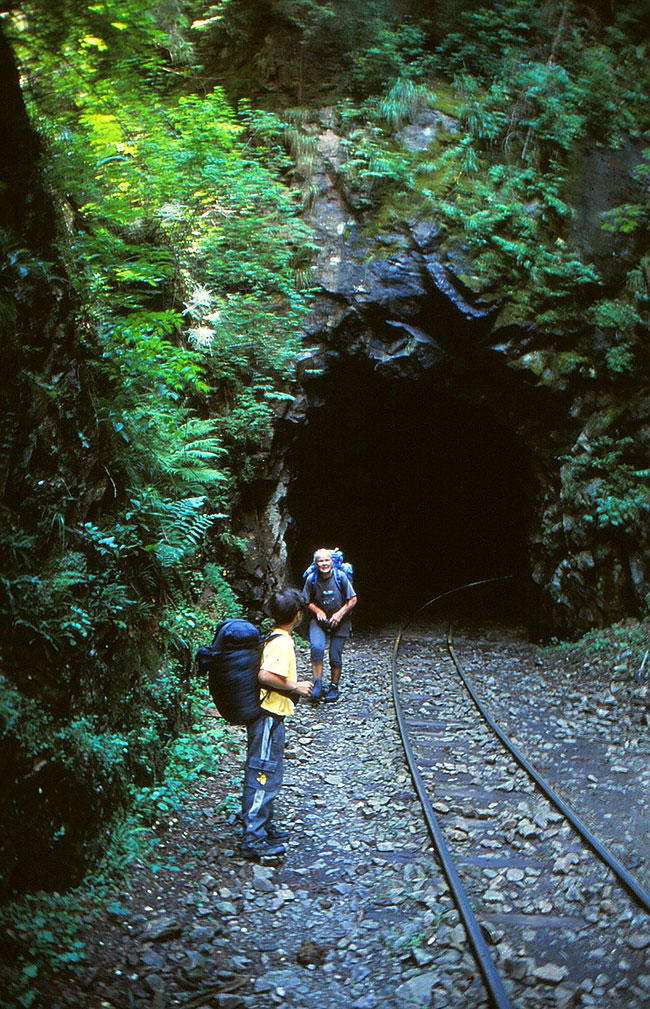 Foto von Michele und Christine welche aus einem Tunnel gelaufen kommen