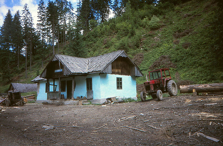 Foto der Bahnstation mit Traktor