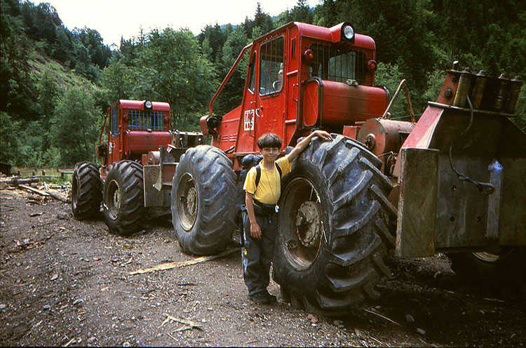Foto von Michele neben zwei Traktoren