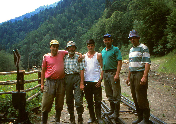 Foto des Autors mit Waldarbeitern