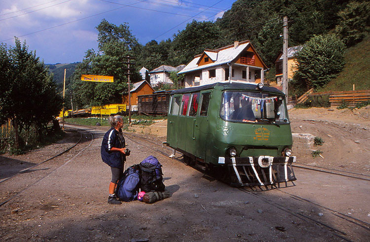 Foto von Christine mit Gepäck vor einem Schienenbus stehend