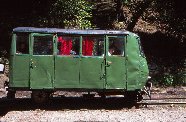 Foto von grünem Schienenbus