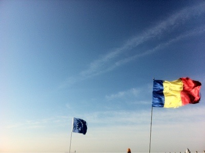 Himmel mit rumänischer Flagge