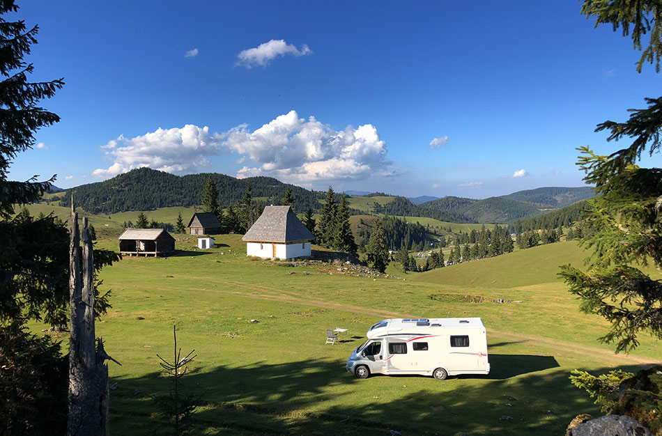 Wohnmobil in Berglandschaft