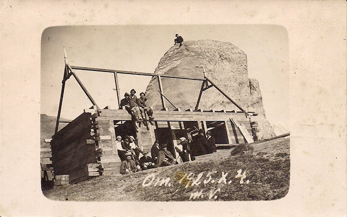 Ansichtskarte vom Bau einer Schutzhütte mit Bauarbeiter